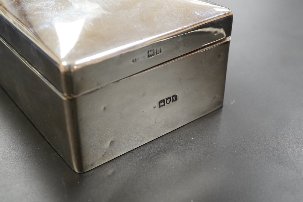 A George V silver table cigarette box length 26cm., gross weight approx. 25.50zt